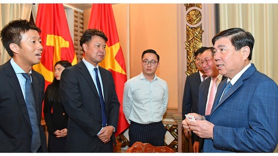 Chairman of the municipal People’s Committee Nguyen Thanh Phong (R) receives General Director and Chief Operating Officer of Uniqlo Vietnam, Osamu Ikezoe. (Photo: SGGP)