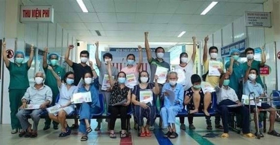 COVID-19 patients in Da Nang are given the all-clear. (Photo: VNA)