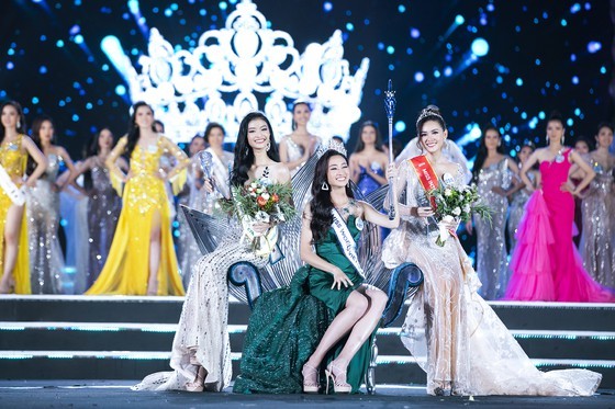 Luong Thuy Linh (C) crowns Miss World Vietnam 2019. The fisrt and second runners-up went to Nguyen Ha Kieu Loan (L)  and Nguyen Tuong San 