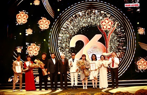 Head of the Propaganda Department of the City Party Committee, Phan Nguyen Nhu Khue (C), Vice Chairman of HCMC People's Committee Duong Anh Duc (R), Former deputy Secretary of the HCMC Party Committee, Nguyen Thi Thu Ha (2nd, R) present awards to artists.