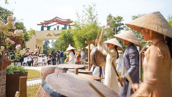 Travelers visit  Mot Thoang Viet Nam  Tourist Area on January 16.  (Photo: SGGP)