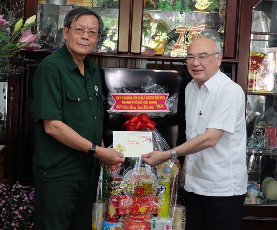  Head of the Propaganda Department of the City Party Committee, Phan Nguyen Nhu Khue (R)  pays Tet visit to Colonel Le Kim Bang. (Photo: SGGP)