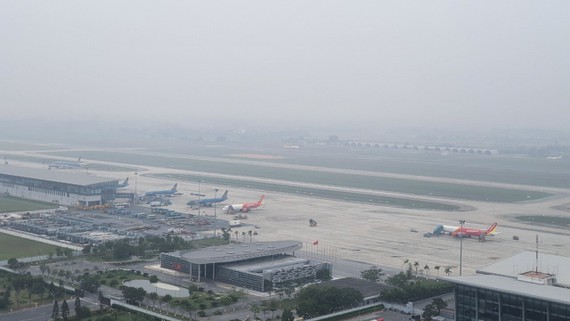 Dense fog covers Noi Bai Airport. (Photo: SGGP)