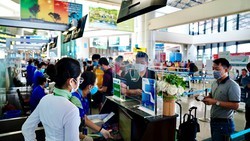 Laborers get free air tickets to travel home for Tet