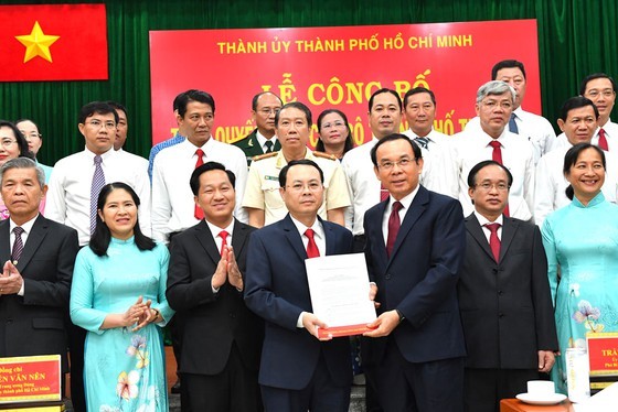 Secretary of the Party Committee of HCMC, Nguyen Van Nen (R) hands over the establishment decision of Thu Duc City Party Committee to Secretary of Thu Duc City Party Committee Mr. Nguyen Van Hieu