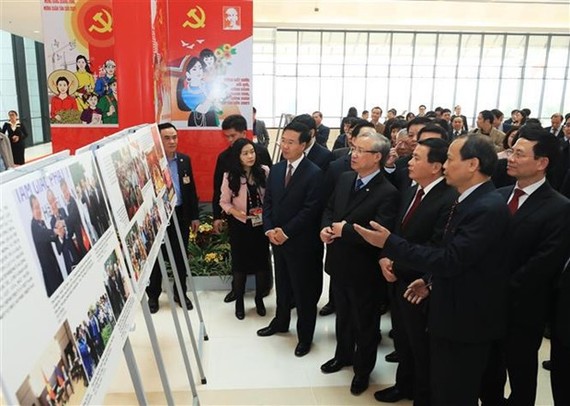 Politburo member and permanent member of the Party Central Committee’s Secretariat Tran Quoc Vuong; Politburo member, Secretary of the Party Central Committee and Chairman of its Commission for Information and Education Vo Van Thuong and officials visit t