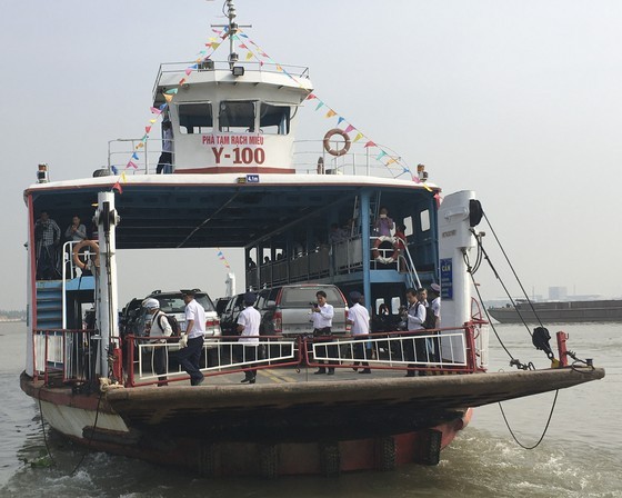 The first ferry departs from Rach Mieu temporary ferry station. (Photo: SGGP)