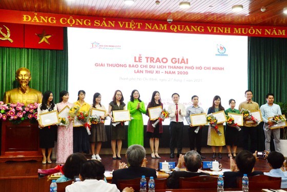 Vice Chairwoman of the municipal People’s Committee, Phan Thi Thang (C) presents awards to winners. (Photo: SGGP)