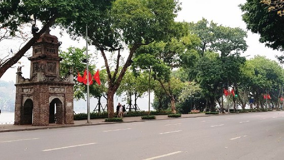 Chairman of the Hanoi People’s Committee Chu Ngoc Anh has requested a halt to festive activities and mass gathering events in public places. (Photo: SGGP)