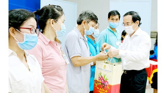 Secretary of the Party Committee of HCMC, Nguyen Van Nen offers Tet gifts to workers of the Trang Bang Industrial Park in Tay Ninh Province. (Photo: SGGP)