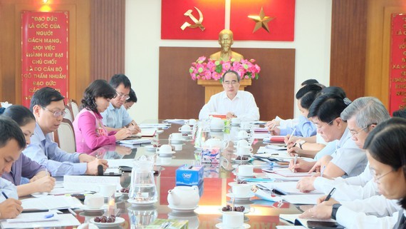 Head of the HCMC Delegation of National Assembly Deputies, Nguyen Thien Nhan chairs a working session with the Thu Duc City’s Party Standing Committee. (Photo: SGGP)