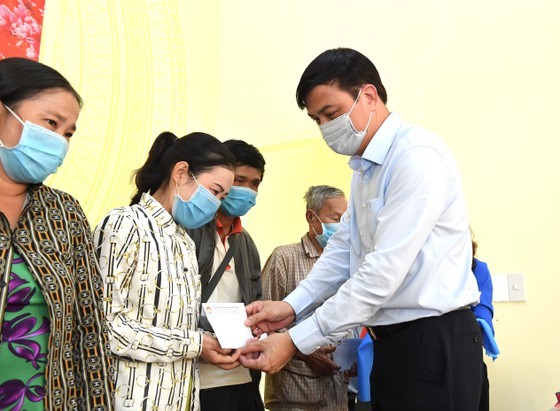  Deputy Chairman of the People’s Committee of HCMC, Le Hoa Binh presents Tet gifts to needy people in Dong Thap Province. (Photo: SGGP)