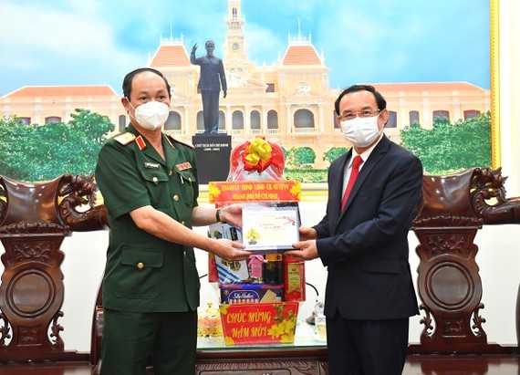 Secretary of HCMC Party Committee Nguyen Van Nen (R) extends his Tet greetings to the HCMC High Command. (Photo: SGGP)