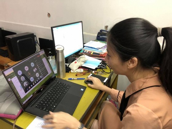 A teacher of Minh Duc Secondary School in HCMC's District 1 is giving an online lesson. (Photo: SGGP)