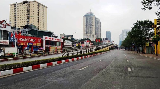 Major roads of the capital, Le Van Luong and Lang Ha which used to be crowded, are deserted.