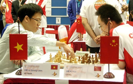  Top Vietnamese chess player Le Quang Liem (L) (Photo: SGGP)