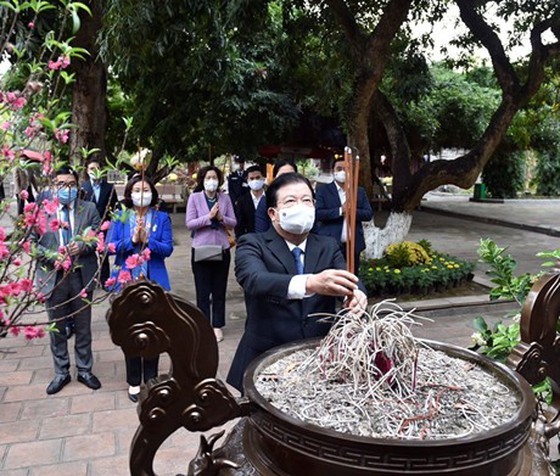 Deputy PM Trinh Dinh Dung offers incenses at Hai Ba Trung Temple in Hanoi’s Me Linh District. (Photo: SGGP)