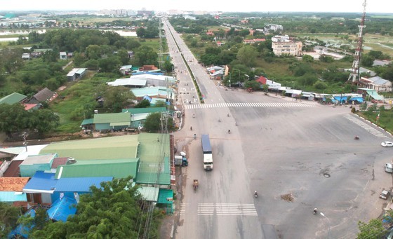 A section of the National Highway No 22 runs through Loi Thuan Commune in Tay Ninh Province’s Ben Cau District, near Moc Bai International Border Gate linking with HCMC-Moc Bai expressway. (Photo: SGGP)