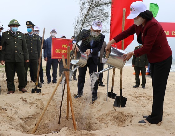 Vice President Dang Thi Ngoc Thinh launches a tree-planting movement in Quang Binh Province.