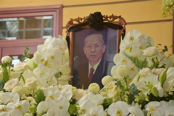 The home funeral of former Deputy Prime Minister Truong Vinh Trong is held in Giong Trom District’s Luong Quoi Commune in the Mekong Delta province of Ben Tre. (Photo: SGGP)