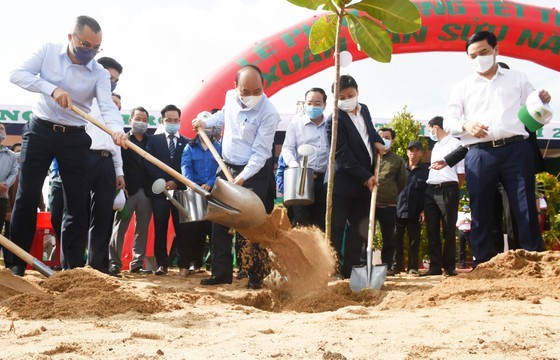 Prime Minister Nguyen Xuan Phuc and leaders of Phu Yen Province attend a tree-planting festival. (Photo: SGGP)