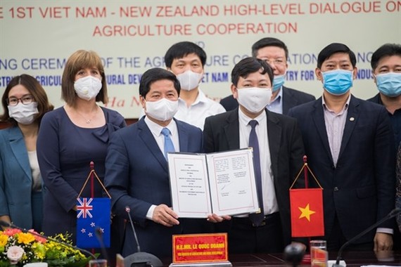 Deputy Minister of Agriculture and Rural Development Le Quoc Doanh held up the agreement with New Zealand during the first New Zealand – Vietnam Agricultural Dialogue (Photo from the New Zealand Embassy in Vietnam)
