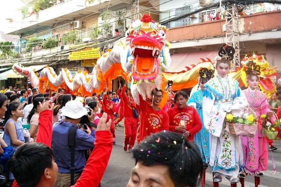 A performance of kylin and dragon dances in Nguyen Tieu Festival in HCMC's China Town (Photo: SGGP)