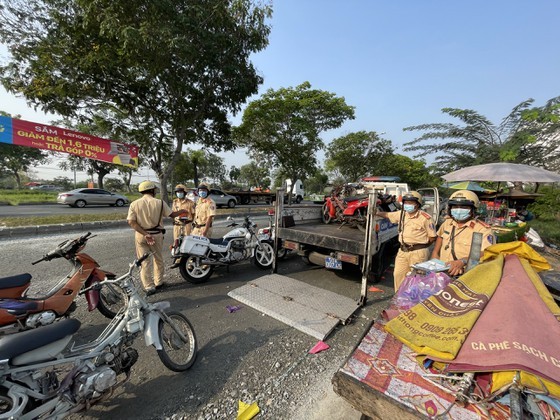 Tan Tuc traffic police team catches many outdated motor vehicles. (Photo: SGGP)