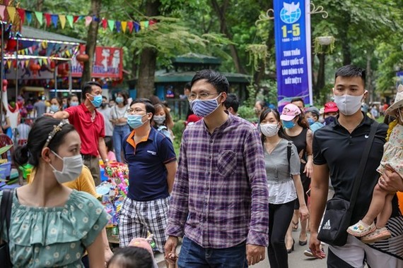 People returning to Hanoi are subject to compulsory medical declaration after the four-day public holidays lasting from April 30 to May 3. (Photo: VNA)