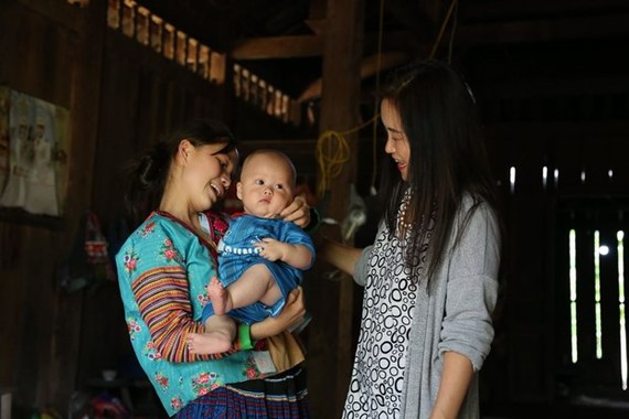UNFPA Representative in Vietnam Naomi Kitahara (R) visits a Mong ethnic woman and her baby in Ta Ngao commune of Sin Ho district, Lai Chau province (Photo: UNFPA)
