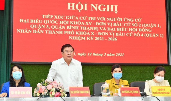 Chairman of the People’s Committee of HCMC Nguyen Thanh Phong and other candidates for the upcoming election of deputies to the 15th National and the 10th-tenure People’s Council of HCMC meet local voters at conferences in District 1 on May 12. (Photo: SG