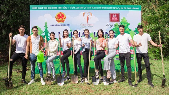 Seven beauties that represented Vietnam to compete in Miss Earth beauty pageants over the years participate in a tree planting movement in Lam Dong. 