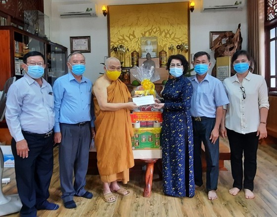 Chairwoman of the Vietnam Fatherland Front Committee of HCMC, To Thi Bich Chau (3rd, R) visits and extends greetings to Most Venerable Thich Giac Toan. (Photo: SGGP)