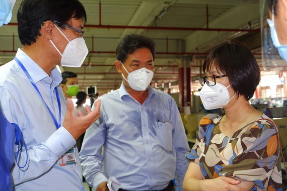 Leaders of the HCMC Center for Disease Control (HCDC) come to the company to give handling instructions. (Photo: SGGP)