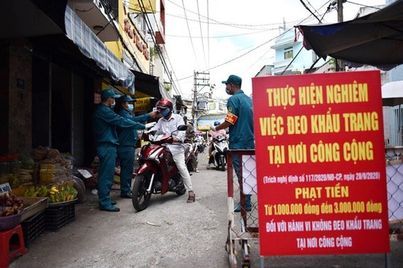 HCMC tightens control of temporary street markets, illegal selling sites