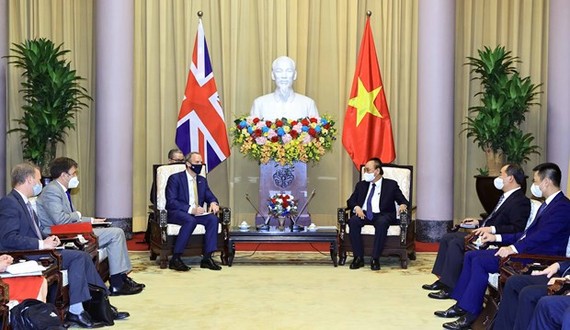 President Nguyen Xuan Phuc (right) and First Secretary of State and Secretary of State for Foreign, Commonwealth and Development Affairs of the UK Dominic Raab (Photo: VNA)