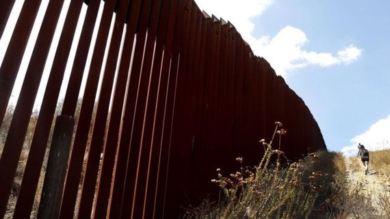 Mẫu tường trên biên giới Mỹ-Mexico (Nguồn: EPA)
