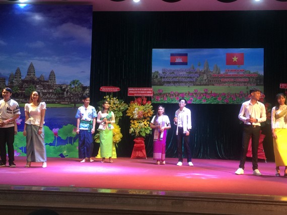 Múa hát chào mừng kỷ niệm  66 Ngày Độc lập Vương quốc Campuchia