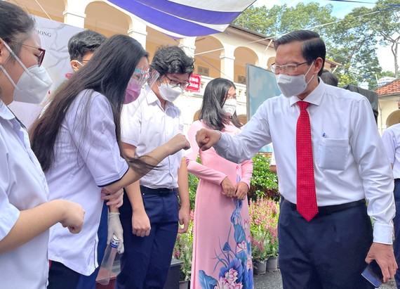 Chủ tịch UBND TPHCM Phan Văn Mãi thăm hỏi các em học sinh tại lễ khai giảng Trường THPT chuyên Lê Hồng Phong, sáng 5-9. Ảnh: HOÀNG HÙNG