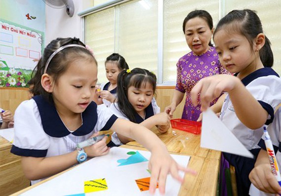 Học sinh Trường Tiểu học Nguyễn Bỉnh Khiêm (quận 1) tham gia hoạt động học tập trước khi chuyển qua hình thức dạy học trực tuyến
