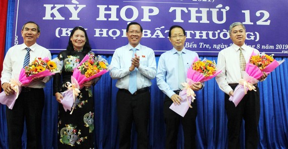 Đồng chí Phan Văn Mãi, Bí thư Tỉnh ủy Bến Tre (ở giữa) trao hoa chúc mừng