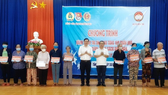 Đồng chí Võ Ngọc Quốc Thuận, Bí thư Đảng ủy Khối Dân – Chính – Đảng TPHCM tặng quà cho gia đình chính sách có hoàn cảnh khó khăn