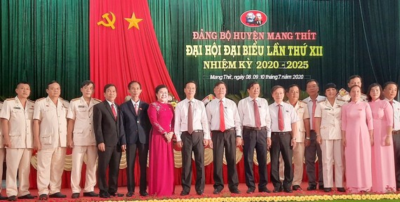 Đồng chí Võ Văn Thưởng (thứ bảy từ trái qua) dự đại hội