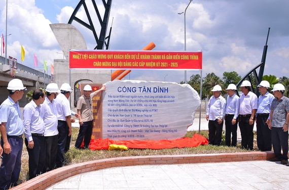 Bộ NN-PTNT bàn giao 3 cống kiểm soát nguồn nước ở Trà Vinh và Vĩnh Long