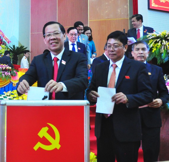 Đồng chí Phan Văn Mãi (bìa trái) tái đắc cử Bí thư Tỉnh ủy Bến Tre nhiệm kỳ 2020-2025. Ảnh: TÍN HUY