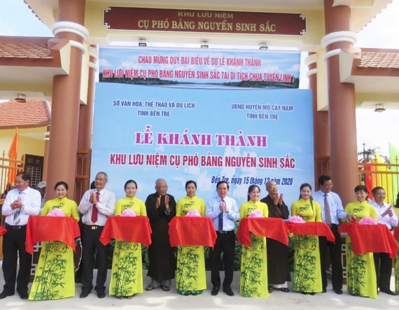 Ông Trần Ngọc Tam, Chủ tịch UBND tỉnh Bến Tre, cùng các đại biểu cắt băng khánh thành Khu lưu niệm cụ Phó bảng Nguyễn Sinh Sắc. Ảnh: TÍN HUY