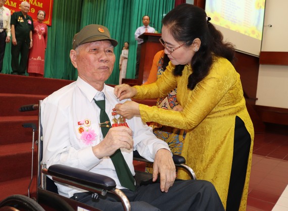 Đồng chí Nguyễn Thị Lệ, Phó Bí thư Thành ủy, Chủ tịch HĐND TPHCM trao huy hiệu 60 năm tuổi Đảng cho đảng viên Đảng bộ quận 11