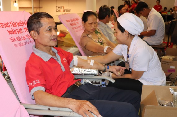 Người lao động tham gia hiến máu tại ngày hội