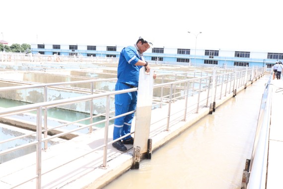 Nhân viên Nhà máy nước Tân Hiệp đóng mở van dẫn nước vào ngăn lắng