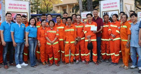 Cán bộ công đoàn quận 5 thăm, động viên công nhân vệ sinh tại công viên Văn Lang